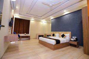 Postel nebo postele na pokoji v ubytování Hotel Nirvana Inn and Banquet-Near Expo Mart Greater Noida + 37 fotografií