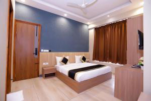 Postel nebo postele na pokoji v ubytování Hotel Nirvana Inn and Banquet-Near Expo Mart Greater Noida