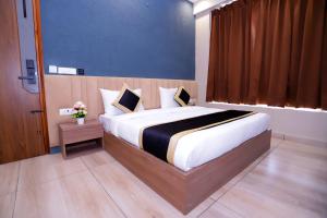Postel nebo postele na pokoji v ubytování Hotel Nirvana Inn and Banquet-Near Expo Mart Greater Noida