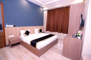 Postel nebo postele na pokoji v ubytování Hotel Nirvana Inn and Banquet-Near Expo Mart Greater Noida