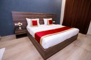 Postel nebo postele na pokoji v ubytování Hotel Nirvana Inn and Banquet-Near Expo Mart Greater Noida