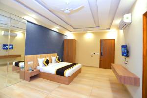Postel nebo postele na pokoji v ubytování Hotel Nirvana Inn and Banquet-Near Expo Mart Greater Noida
