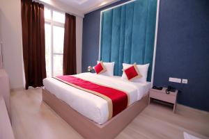 Postel nebo postele na pokoji v ubytování Hotel Nirvana Inn and Banquet-Near Expo Mart Greater Noida