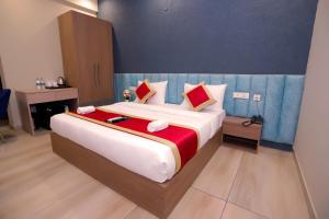 Postel nebo postele na pokoji v ubytování Hotel Nirvana Inn and Banquet-Near Expo Mart Greater Noida