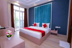 Postel nebo postele na pokoji v ubytování Hotel Nirvana Inn and Banquet-Near Expo Mart Greater Noida