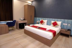 Postel nebo postele na pokoji v ubytování Hotel Nirvana Inn and Banquet-Near Expo Mart Greater Noida
