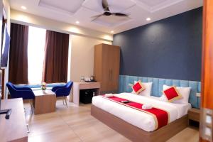 Postel nebo postele na pokoji v ubytování Hotel Nirvana Inn and Banquet-Near Expo Mart Greater Noida
