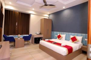 Postel nebo postele na pokoji v ubytování Hotel Nirvana Inn and Banquet-Near Expo Mart Greater Noida