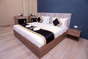 Postel nebo postele na pokoji v ubytování Hotel Nirvana Inn and Banquet-Near Expo Mart Greater Noida