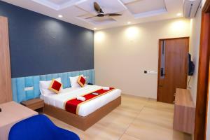 Postel nebo postele na pokoji v ubytování Hotel Nirvana Inn and Banquet-Near Expo Mart Greater Noida