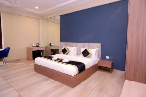 Postel nebo postele na pokoji v ubytování Hotel Nirvana Inn and Banquet-Near Expo Mart Greater Noida