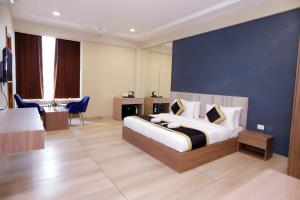 Postel nebo postele na pokoji v ubytování Hotel Nirvana Inn and Banquet-Near Expo Mart Greater Noida