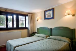 Rúm í herbergi á Rutllan & Spa