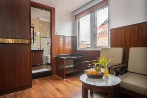 un soggiorno con un cesto di frutta su un tavolo di Thamel Boutique Hotel a Kathmandu