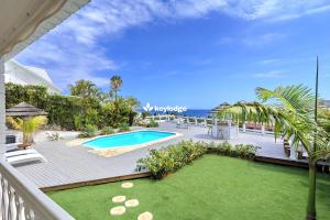 vista su un cortile con piscina e sull'oceano di Villa Vénus - classée 4 étoiles - Piscine et vue mer - Saint-Gilles les Bains a L'Ermitage-Les-Bains