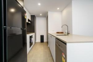 Η κουζίνα ή μικρή κουζίνα στο Luxurious 2BR Escape with Exceptional Amenities - Hosted by Canstay