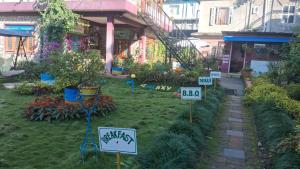 Un jardín fuera de Galaxy Inn Guest House