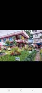 un grande edificio con giardino di fronte di Galaxy Inn Guest House a Pokhara