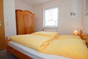 Ein Bett oder Betten in einem Zimmer der Unterkunft Ferienwohnungen Haus Taddigshus