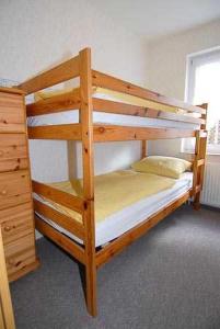 Ein Bett oder Betten in einem Zimmer der Unterkunft Ferienwohnungen Haus Taddigshus