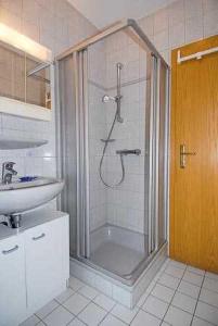 Ein Badezimmer in der Unterkunft Ferienwohnungen Haus Taddigshus