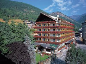 Nespecifikovaný výhled na hory nebo výhled na hory při pohledu z hotelu