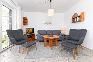 Ein Sitzbereich in der Unterkunft Ferienwohnungen Haus Taddigshus