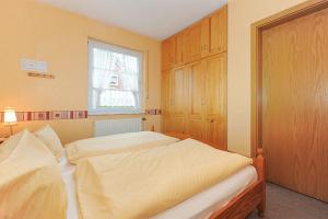 Ein Bett oder Betten in einem Zimmer der Unterkunft Ferienwohnungen Haus Taddigshus