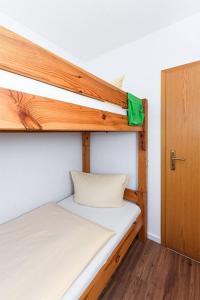 Ein Bett oder Betten in einem Zimmer der Unterkunft Ferienwohnungen Haus Taddigshus