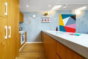 Dapur atau dapur kecil di Cosy Apartment with Study in Central Braddon - Hosted by Canstay