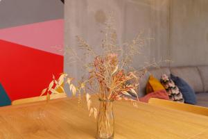 Ruang duduk di Cosy Apartment with Study in Central Braddon - Hosted by Canstay