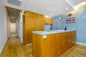 Dapur atau dapur kecil di Cosy Apartment with Study in Central Braddon - Hosted by Canstay +17 gambar