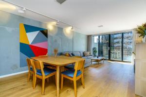 Ruang duduk di Cosy Apartment with Study in Central Braddon - Hosted by Canstay