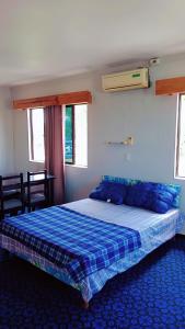 NakavuにあるSinghs 3 bedroom apartmentのベッドルーム1室(青い枕のベッド1台付)