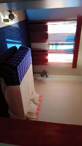 NakavuにあるSinghs 3 bedroom apartmentの窓のある部屋のベッド