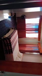 NakavuにあるSinghs 3 bedroom apartmentの窓のある部屋に積み重ねられたベッド