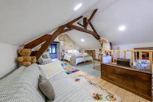 un ampio soggiorno con un orsacchiotto seduto su un divano di Laureanna - Maison avec jardin de 1000 m2 a Descartes