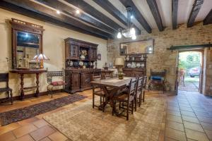 una sala da pranzo con tavolo e sedie in legno di Cottage Périgourdin Grande Piscine a Saint-André-dʼAllas