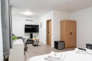Televízia a/alebo spoločenská miestnosť v ubytovaní Apartmány LAGUNA