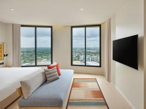 Hilton Garden Inn Rayong的电视和/或娱乐中心