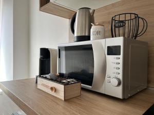 un forno a microonde seduto sopra un bancone della cucina di Fanzago Trilo Home a Clusone