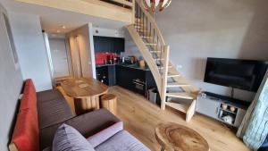 TV/trung tâm giải trí tại Cozy Duplex La Rosière, proche piste Manessier, vue sur vallée Tarentaise