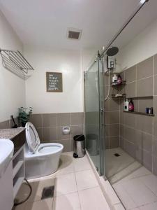 Un baño de Kapitolyo Prisma Residential Condo TCPH21 - NYC Vibes Penthouse with KTV Pool and Balcony with City View Panorama 5 Min Drive to BGC St Lukes and Ortigas - Staycations by SMS