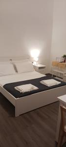 Postel nebo postele na pokoji v ubytování ROOMS 69- Appartaments Francesca e Comasia