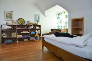 Postel nebo postele na pokoji v ubytování Villa unique, piscine et grand parc, Vorbourg 15