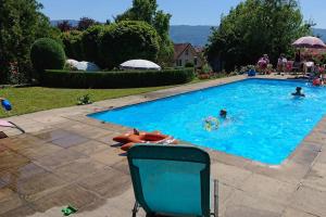 Bazén v ubytování Villa unique, piscine et grand parc, Vorbourg 15 nebo v jeho okolí