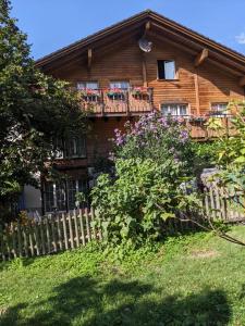Aed väljaspool majutusasutust BnB - Älplersuit , eine Aus -Zeit im Berghüsli