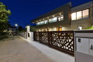 una casa con recinzione e vialetto di Villa Bavigo for 8 people near Pula with wellness & children playground a Marčana