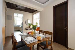 Ruang duduk di The Urban Nest 3BHK Spacious & Modern Apartments With Kitchen & Wifi +61 gambar