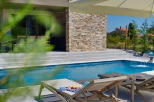 Bazén v ubytování Villa Pieron for 8 people near Pula with heated pool & spa nebo v jeho okolí